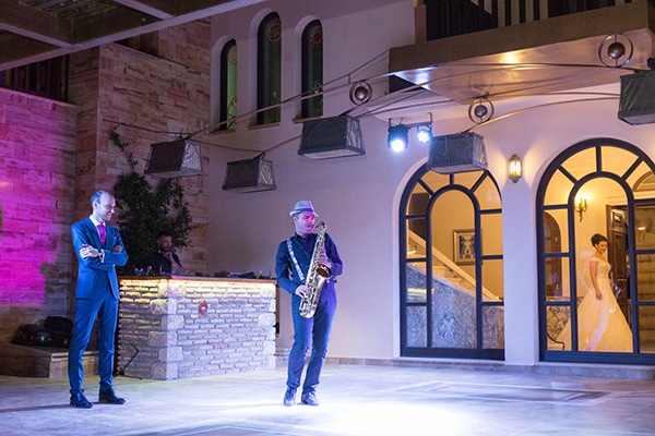 Συνοδευστε το γαμο σας με τη μελωδια ενος σαξοφωνου