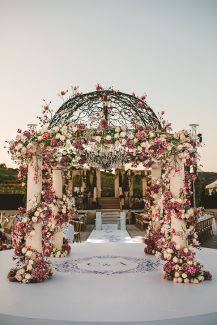 Παραμυθένια αψίδα – καμάρα με πλούσιες ανθοσυνθέσεις