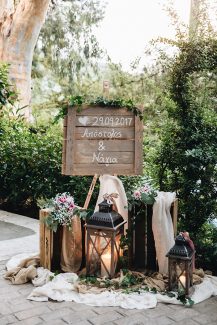 Στολισμος εκκλησιας για ενα ρουστικ γαμο Στολισμος εκκλησιας για ενα ρουστικ γαμο