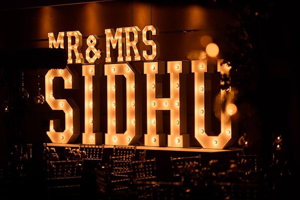 Φωτεινα γραμματα για διακοσμηση γαμου