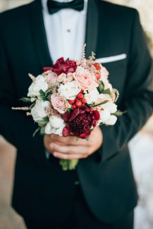 Νυφική ανθοδέσμη με κόκκινες παιώνιες