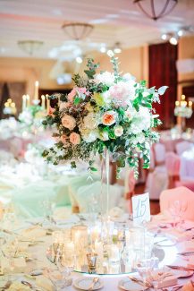 Διακοσμηση δεξιωσης με ανθοσυνθεσεις απο τριανταφυλλα