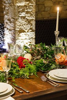 Στολισμος τραπεζιων δεξιωσης με γιρλαντα πρασιναδας και λουλουδιων