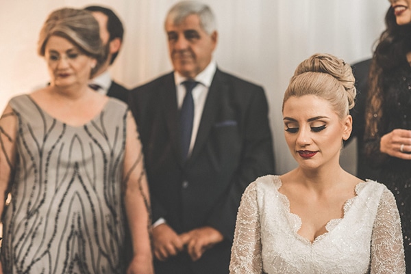 Νυφικό χτένισμα με τα μαλλιά πιασμένα σε κότσο