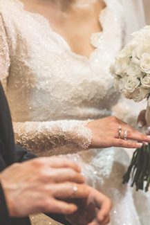 Νυφική ανθοδέσμη με λευκά τριαντάφυλλα 