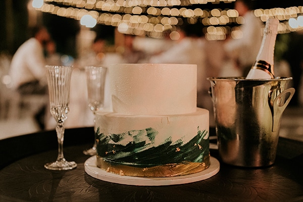 Τούρτα γάμου σε λευκό χρώμα