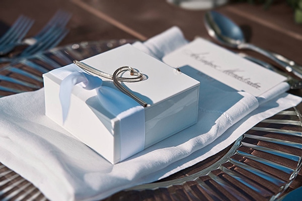 Μπομπονιέρα με χρυσή λεπτομέρεια