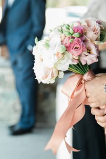 Νυφική ανθοδέσμη σε άσπρες και παστέλ ροζ αποχρώσεις