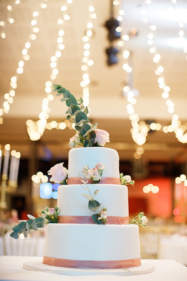 Τούρτα γάμου σε λευκό χρώμα