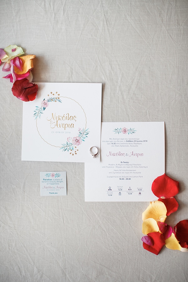 Προσκλητήριο γάμου σε λευκό χρώμα Προσκλητήριο γάμου σε λευκό χρώμα
