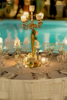 Διακοσμηση με λουλουδια και κηροπηγια