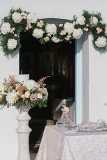 Μποέμ στολισμός εκκλησίας με pampas grass και ορτανσίες