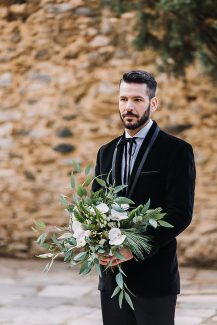 Νυφική ανθοδέσμη με πρασινάδα και λευκές ορχιδέες