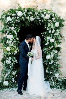 Εντυπωσιακός στολισμός εισόδου εκκλησίας με αψίδα σε σχήμα Π Εντυπωσιακός στολισμός εισόδου εκκλησίας με αψίδα σε σχήμα Π