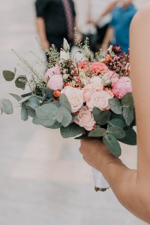 Νυφική ανθοδέσμη με άνθη σε peach και ροζ χρώμα σε συνδυασμό με ευκάλυπτο Νυφική ανθοδέσμη με άνθη σε peach και ροζ χρώμα σε συνδυασμό με ευκάλυπτο