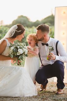 Νυφική ανθοδέσμη με πρασινάδα και λευκά λουλούδια