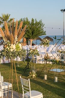 Στολισμός διακόσμησης σε φυσικές αποχρώσεις και γεωμετρικά σχήματα