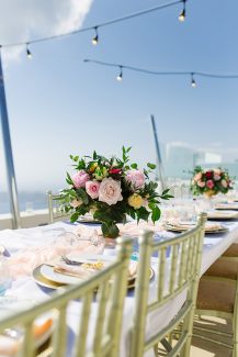 Ομορφος ανθοστολισμος τραπεζιου