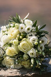 Νυφική ανθοδέσμη σε λευκές αποχρώσεις