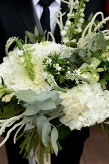 Νυφική ανθοδέσμη σε λευκούς χρωματισμούς