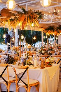 Boho διακοσμηση δεξιωσης με κρεμαστες και επιτραπεζιες συνθεσεις απο dried flowers