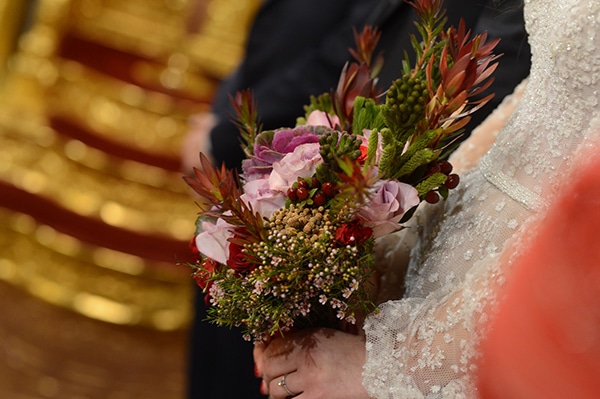 Όμορφη νυφική ανθοδέσμη