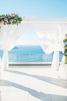 Στολισμος καμαρας με τουλι και ανθοσυνθεσεις