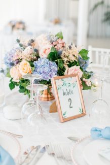 Διακοσμηση τραπεζιων με λουλουδια