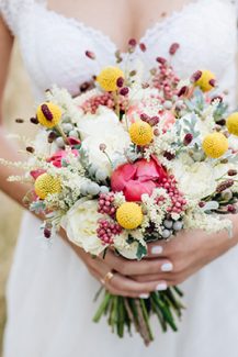 Πολύχρωμη νυφική ανθοδέσμη