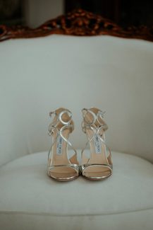 Ασημί νυφικά πέδιλα Ασημί νυφικά πέδιλα