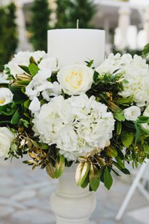 Διακόσμηση λαμπάδας με λευκές ορτανσίες, τριαντάφυλλα και πρασινάδα