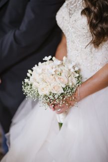 Ρομαντική νυφική ανθοδέσμη από τριανταφύλλα σε συνδυασμό με baby breath Ρομαντική νυφική ανθοδέσμη από τριανταφύλλα σε συνδυασμό με baby breath