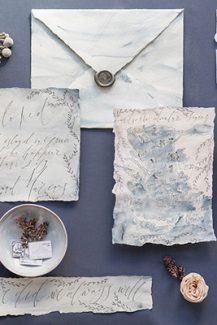 Προσκλητήρια γάμου με μπλε λεπτομέρειες Προσκλητήρια γάμου με μπλε λεπτομέρειες