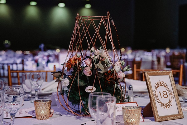 Στολισμος τραπεζιου με λουλουδια και χρυσες λεπτομερειες