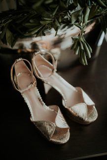 Νυφικά παπούτσια σε χρυσό χρώμα