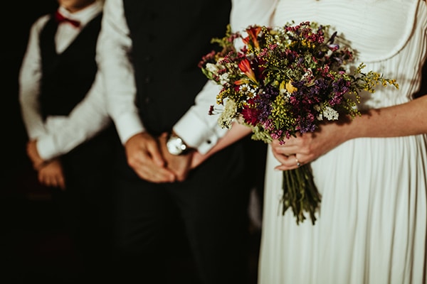 Πολύχρωμη νυφική ανθοδέσμη