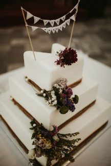 Ολόλευκη τούρτα γάμου