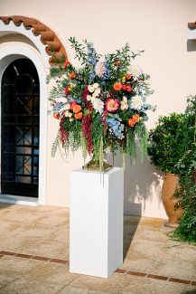 Στολισμός εκκλησίας με ανθοστήλη Στολισμός εκκλησίας με ανθοστήλη