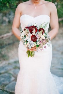 Πανέμορφη νυφική ανθοδέσμη σε μπορντό αποχρώσεις