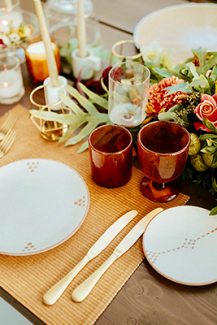 Ρομαντικη διακοσμηση τραπεζιου σε εντονα χρωματα