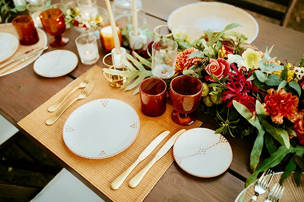 Ρομαντικη διακοσμηση τραπεζιου σε εντονα χρωματα