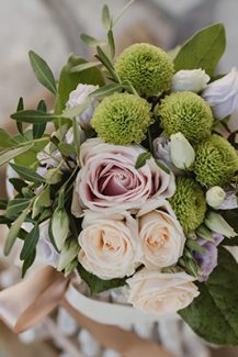 Στολισμος τραπεζιου με μικρα μπουκετα λουλουδιων Στολισμος τραπεζιου με μικρα μπουκετα λουλουδιων