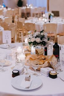 Στολισμος τραπεζιου με λευκα λουλουδια