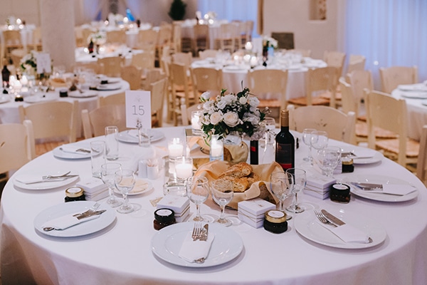 Στολισμος τραπεζιου με λευκα λουλουδια