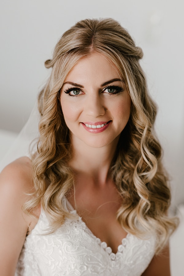 Όμορφο νυφικό χτένισμα