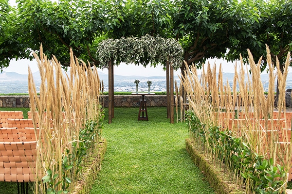 Στολισμος δεξιωσης με ξυλινες λεπτομερειες