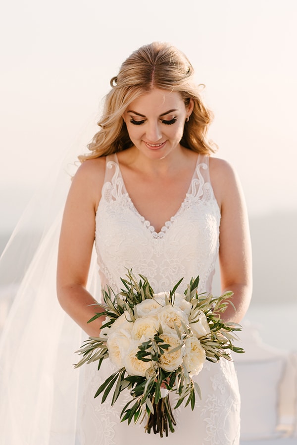 Νυφική ανθοδέσμη με λευκά λουλούδια