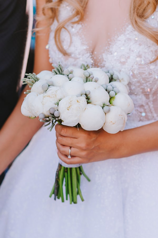 Νυφική ανθοδέσμη με λευκά λουλούδια Νυφική ανθοδέσμη με λευκά λουλούδια