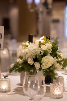 Στολισμος τραπεζιου με μπουκετα