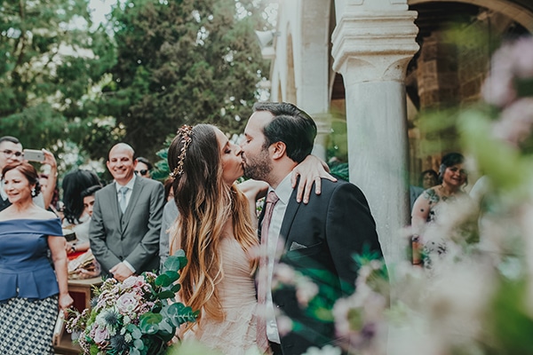 Όμορφη νυφική ανθοδέσμη